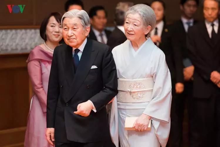 日本天皇为什么没有被推翻?